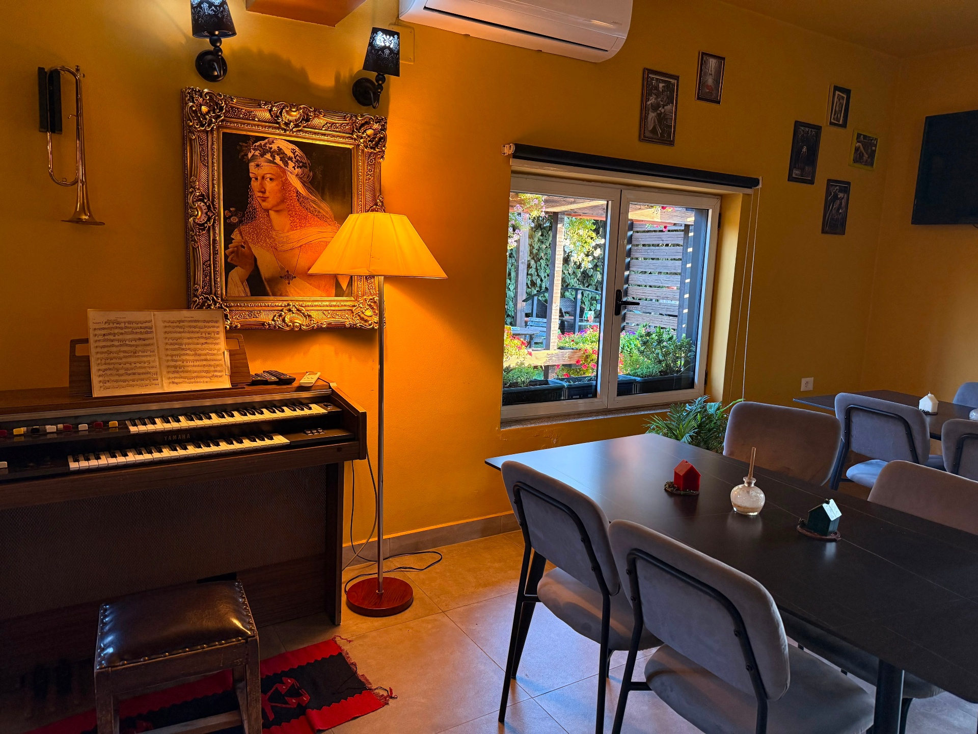 Detaj i sallonit me piano dhe llambë klasike
