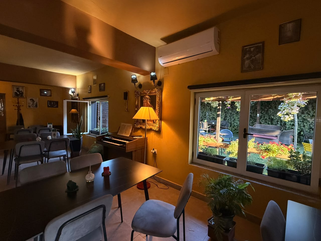 Ambient i ngrohtë i sallonit me ndriçim ambientor