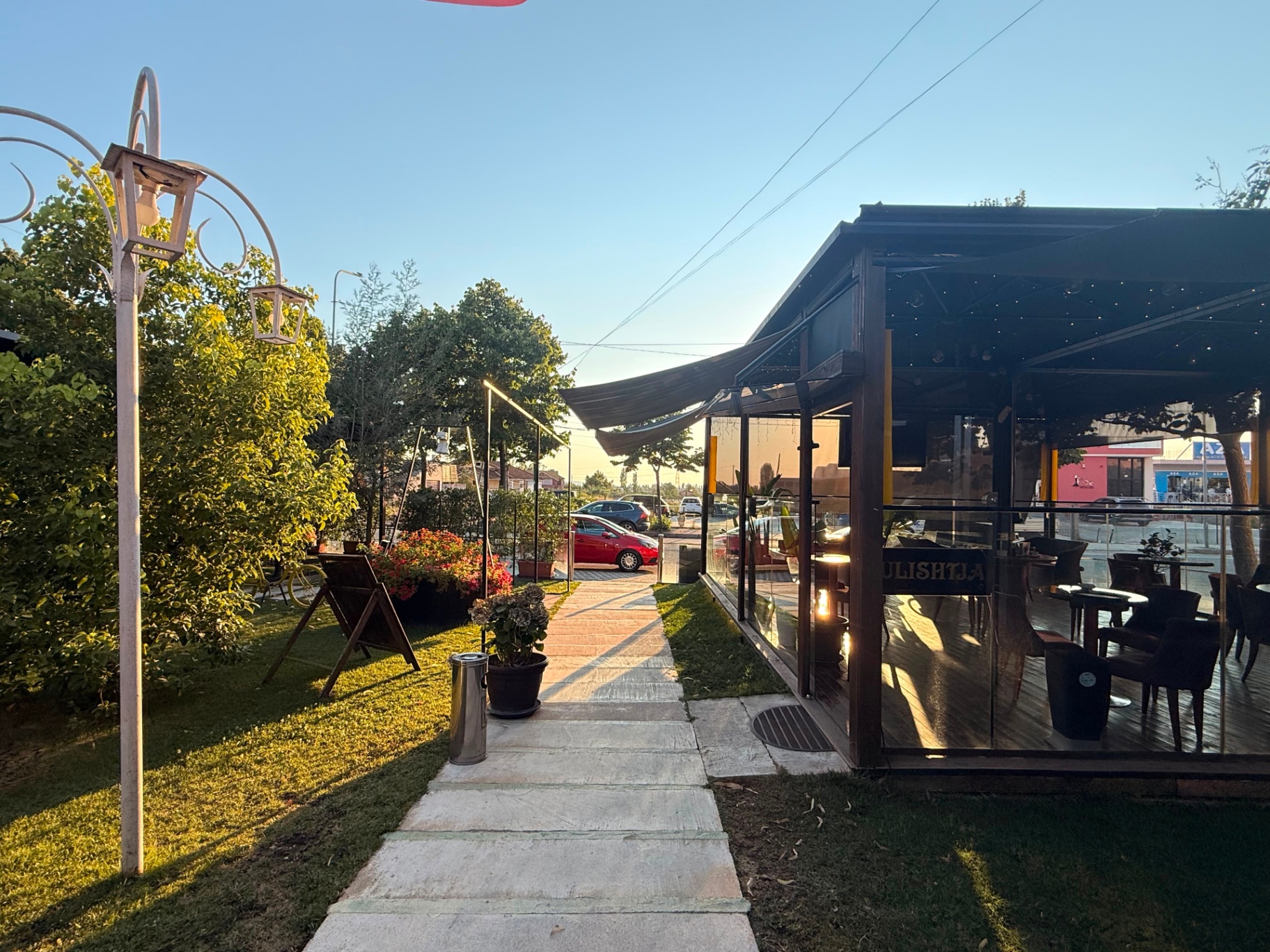 Ambienti i xhamtë i Lulishtjes në perëndim të diellit