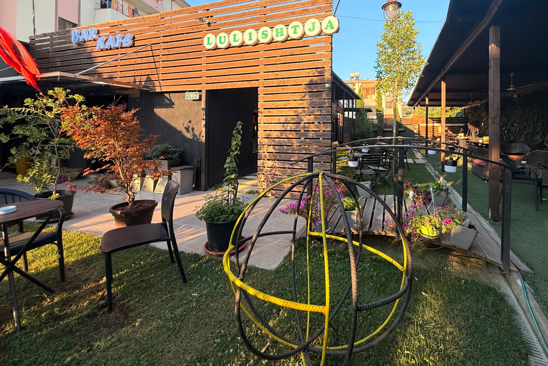 Hyrja e Bar Kafe Lulishtja me sfera dekorative
